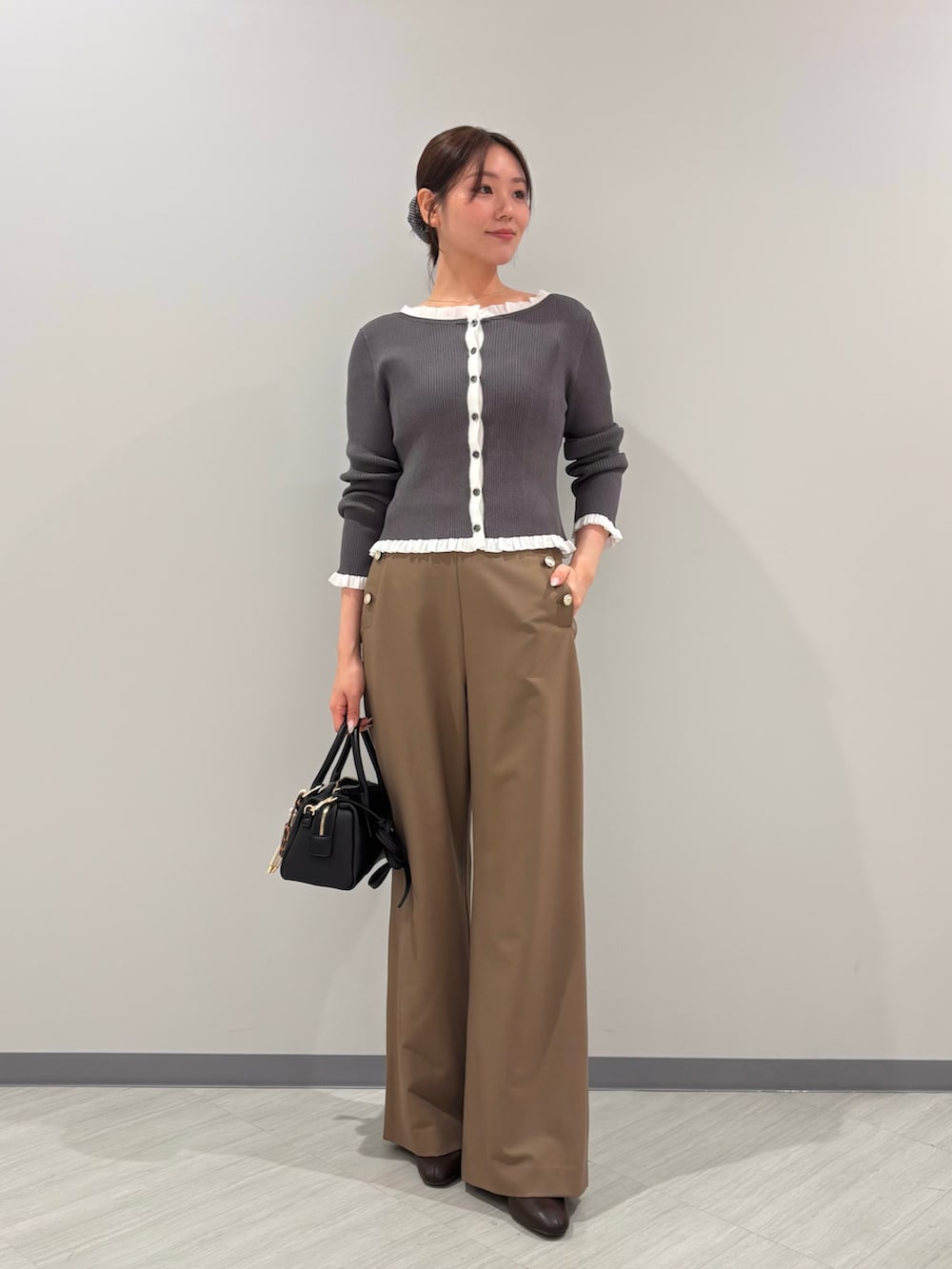 グレー系のカーディガン/ボレロ、イエロー系のその他パンツ、ブラウン系のブーツを着用したレディースの秋コーディネートの3枚目の写真