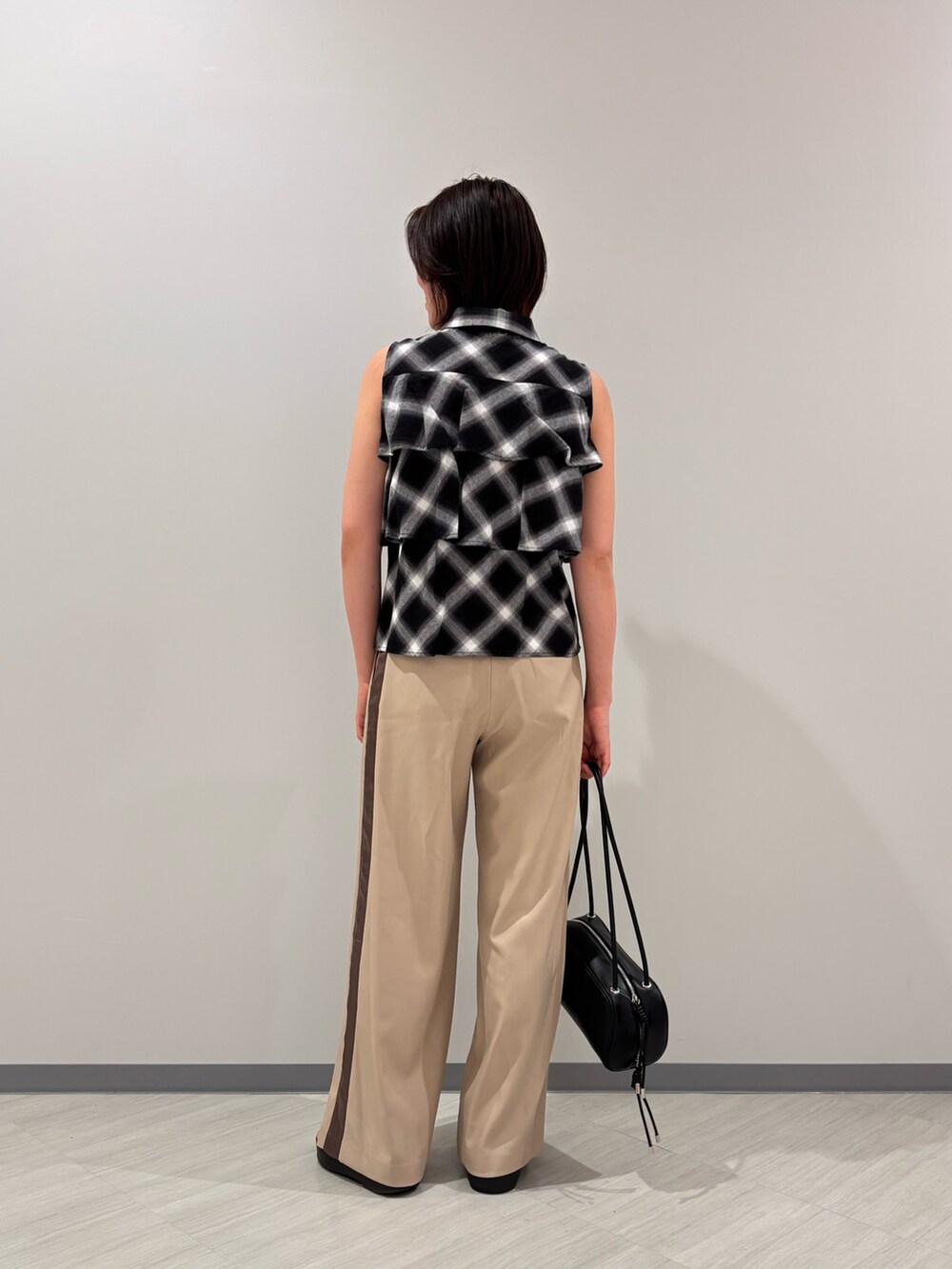 ブラック系のシャツ/ブラウス、ベージュ系のその他パンツ、ブラック系のボストンバッグを着用したレディースの夏コーディネートの5枚目の写真