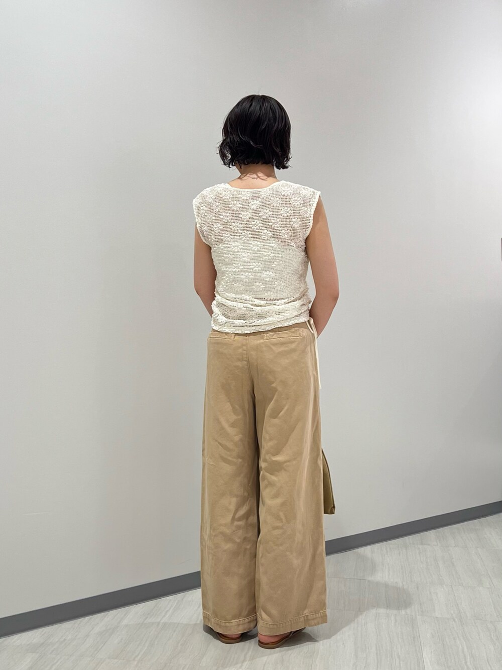 ホワイト系のTシャツ/カットソー、ベージュ系のパンツ、ベージュ系のショルダーバッグを着用したレディースの夏コーディネートの5枚目の写真