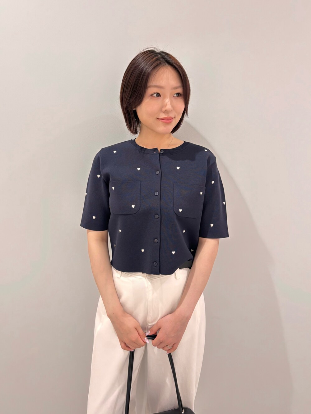 ホワイト系のその他パンツ、イエロー系のサンダル、ブルー系のカーディガン/ボレロを着用したレディースの夏コーディネートの4枚目の写真