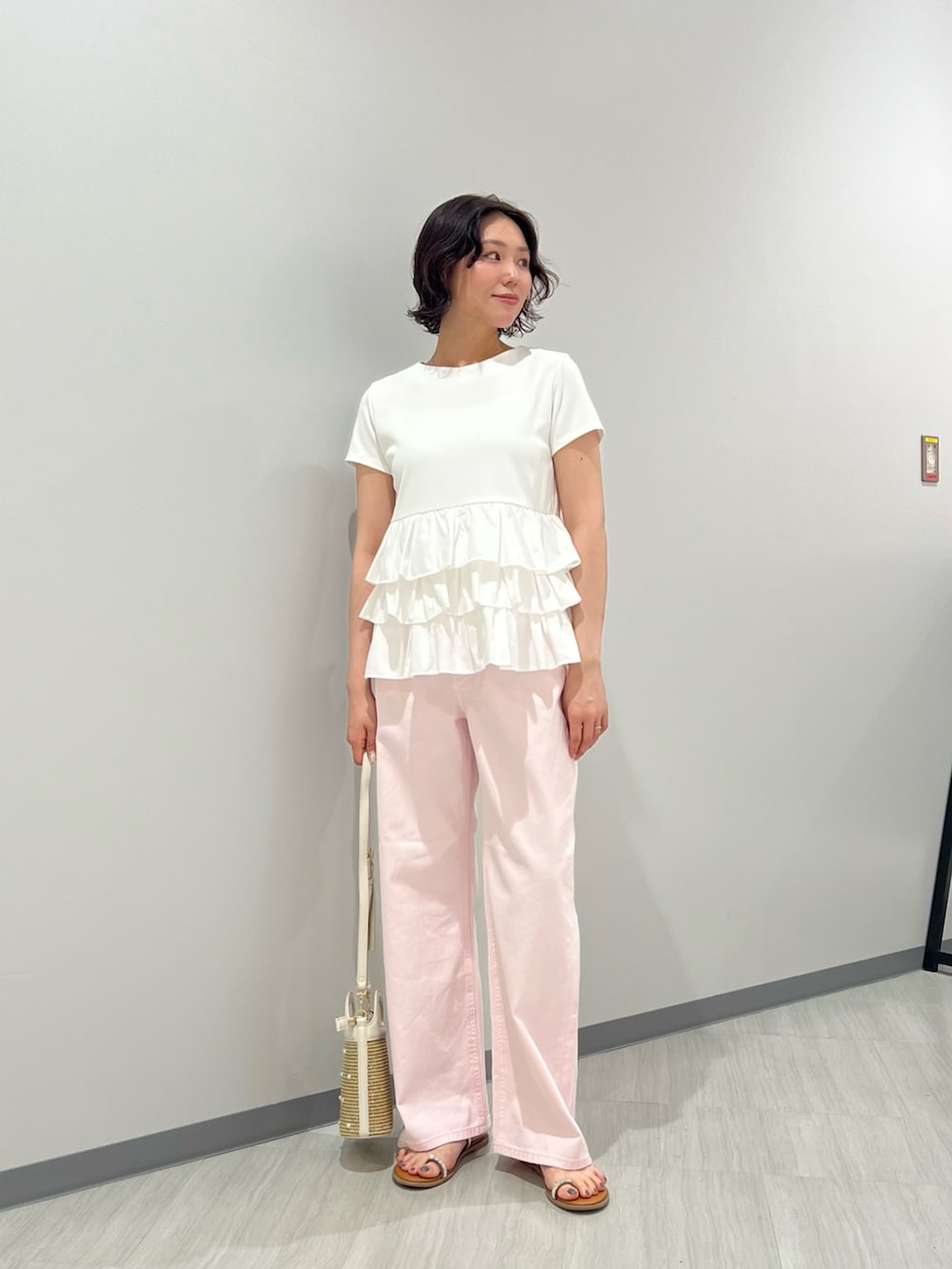 ホワイト系のTシャツ/カットソー、ピンク系のデニムパンツ、ホワイト系のショルダーバッグを着用したレディースの夏コーディネートの2枚目の写真