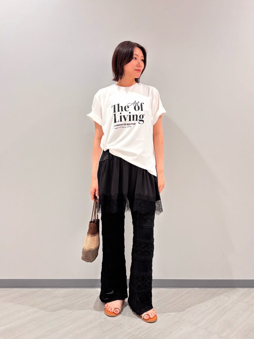 ホワイト系のTシャツ/カットソー、ブラック系のキャミソール、ブラック系のその他パンツを着用したレディースの夏コーディネートの2枚目の写真
