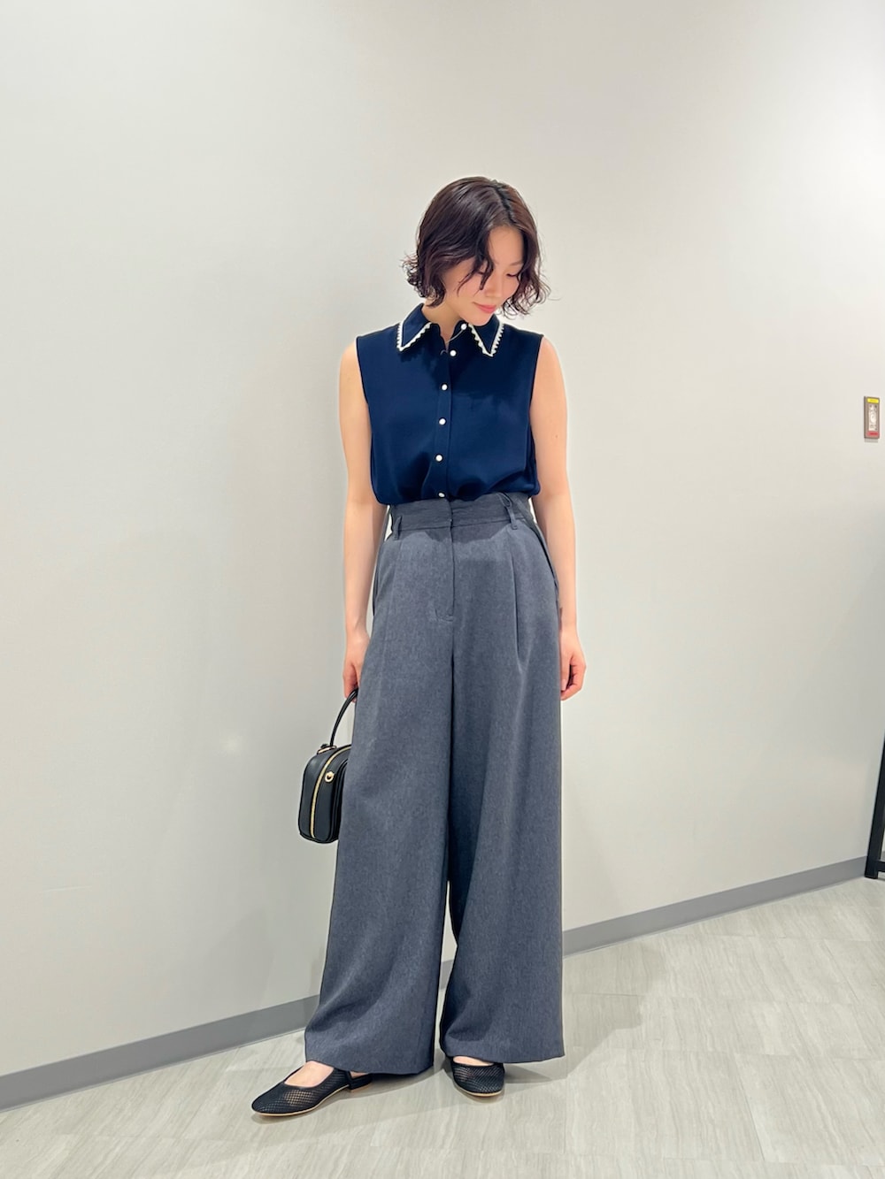 ブルー系のシャツ/ブラウス、ブルー系のその他パンツ、ブラック系のボストンバッグを着用したレディースの夏コーディネートの3枚目の写真