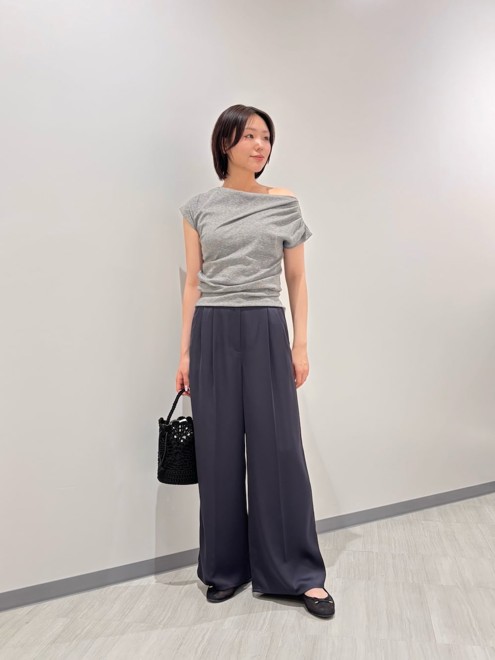 グレー系のTシャツ/カットソー、ブルー系のその他パンツ、ブラック系のバッグを着用したレディースの夏コーディネートの2枚目の写真
