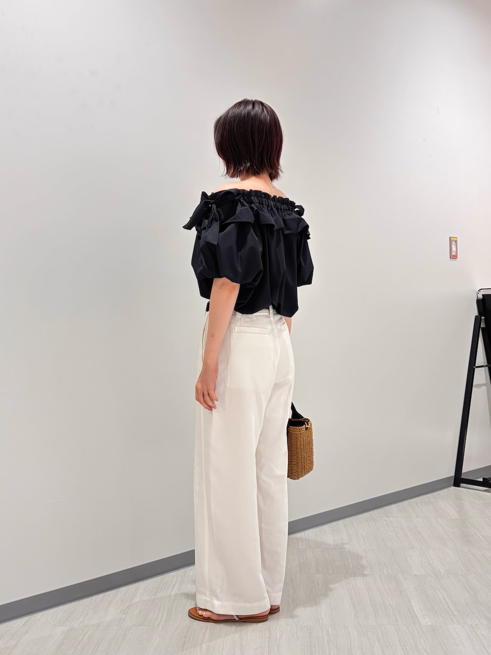 ブラック系のシャツ/ブラウス、ホワイト系のその他パンツ、ブラック系のかごバッグを着用したレディースの夏コーディネートの4枚目の写真