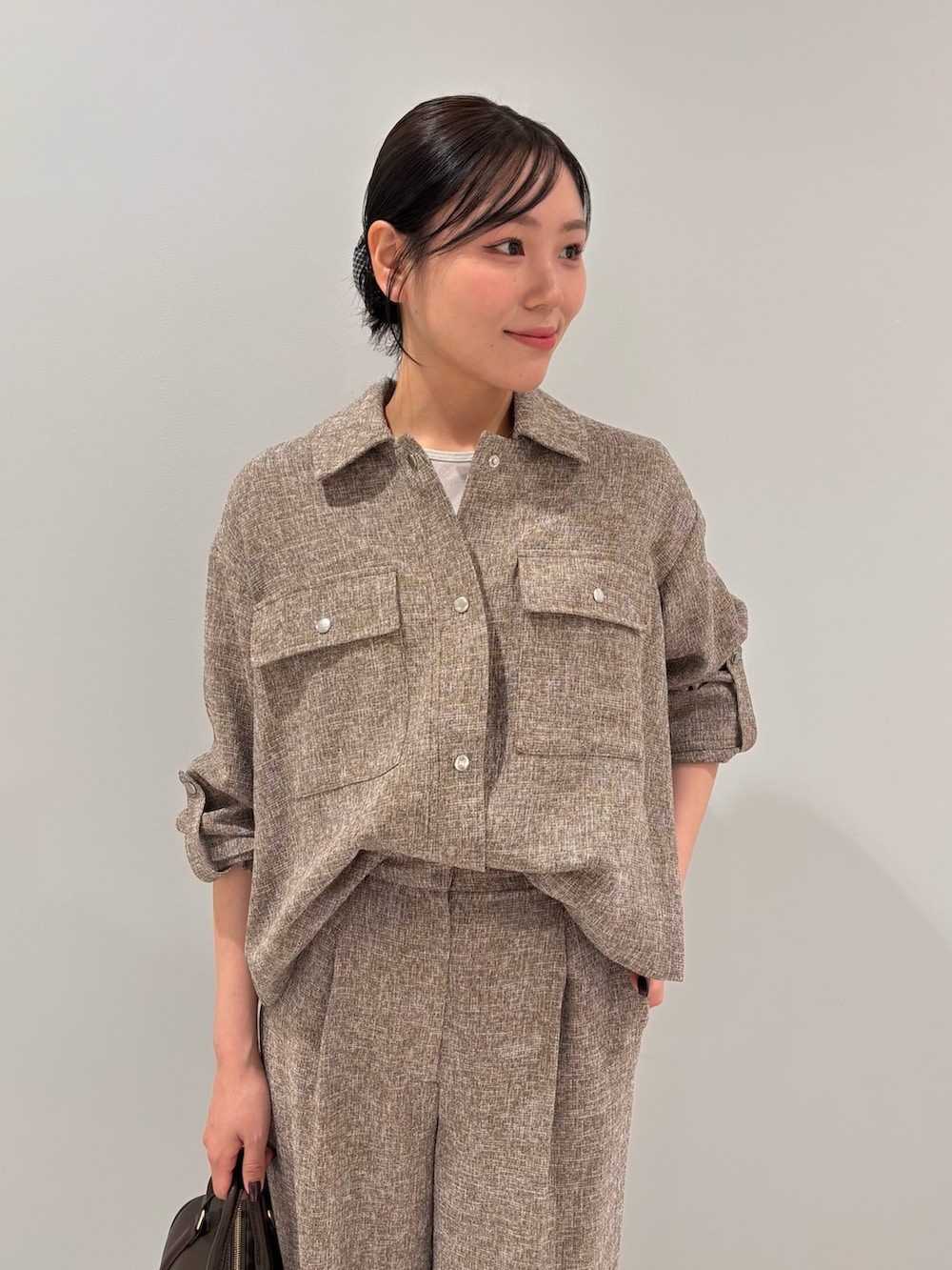 ブラウン系のシャツ/ブラウス、ブラウン系のその他パンツ、ブラウン系のブーツを着用したレディースの秋コーディネートの5枚目の写真