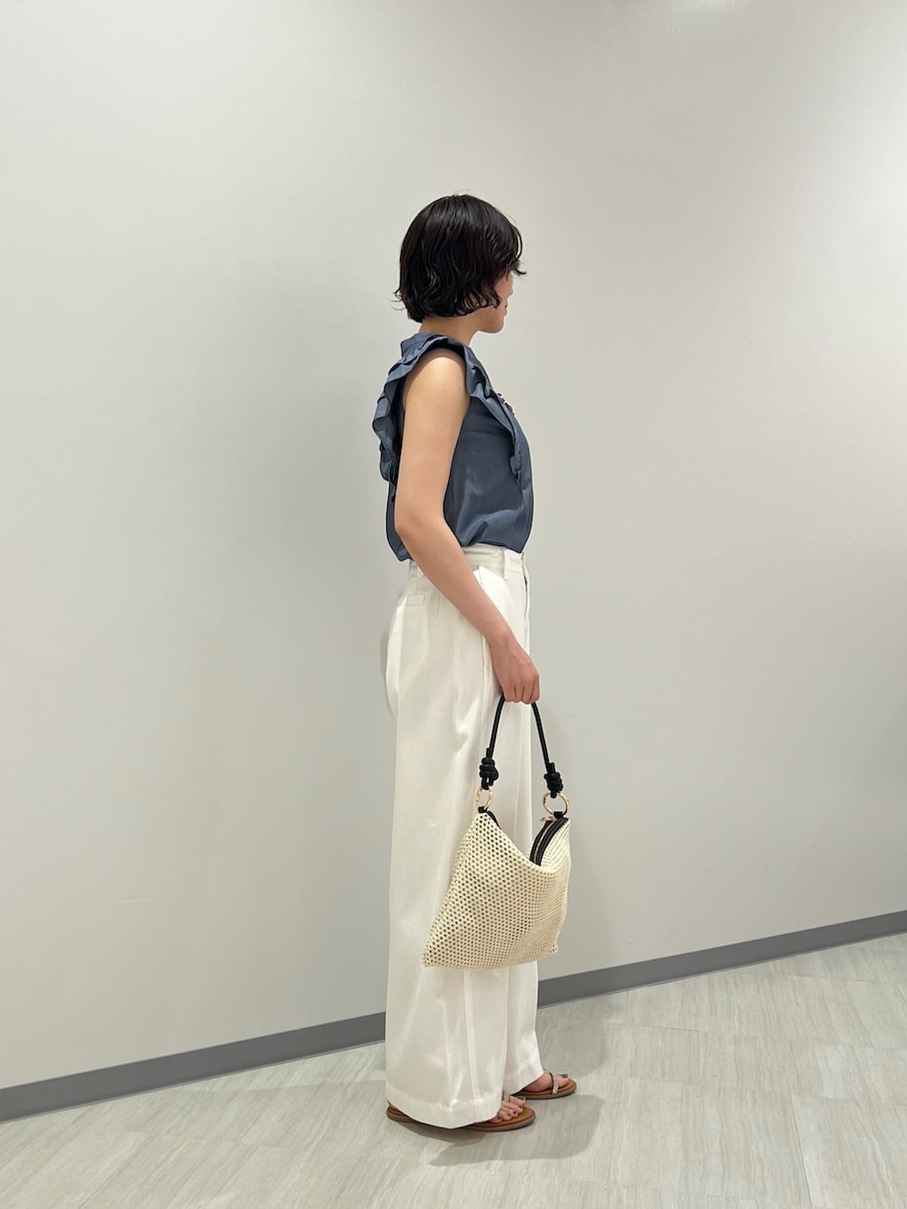 ブルー系のシャツ/ブラウス、ホワイト系のその他パンツ、ホワイト系のショルダーバッグを着用したレディースの夏コーディネートの4枚目の写真