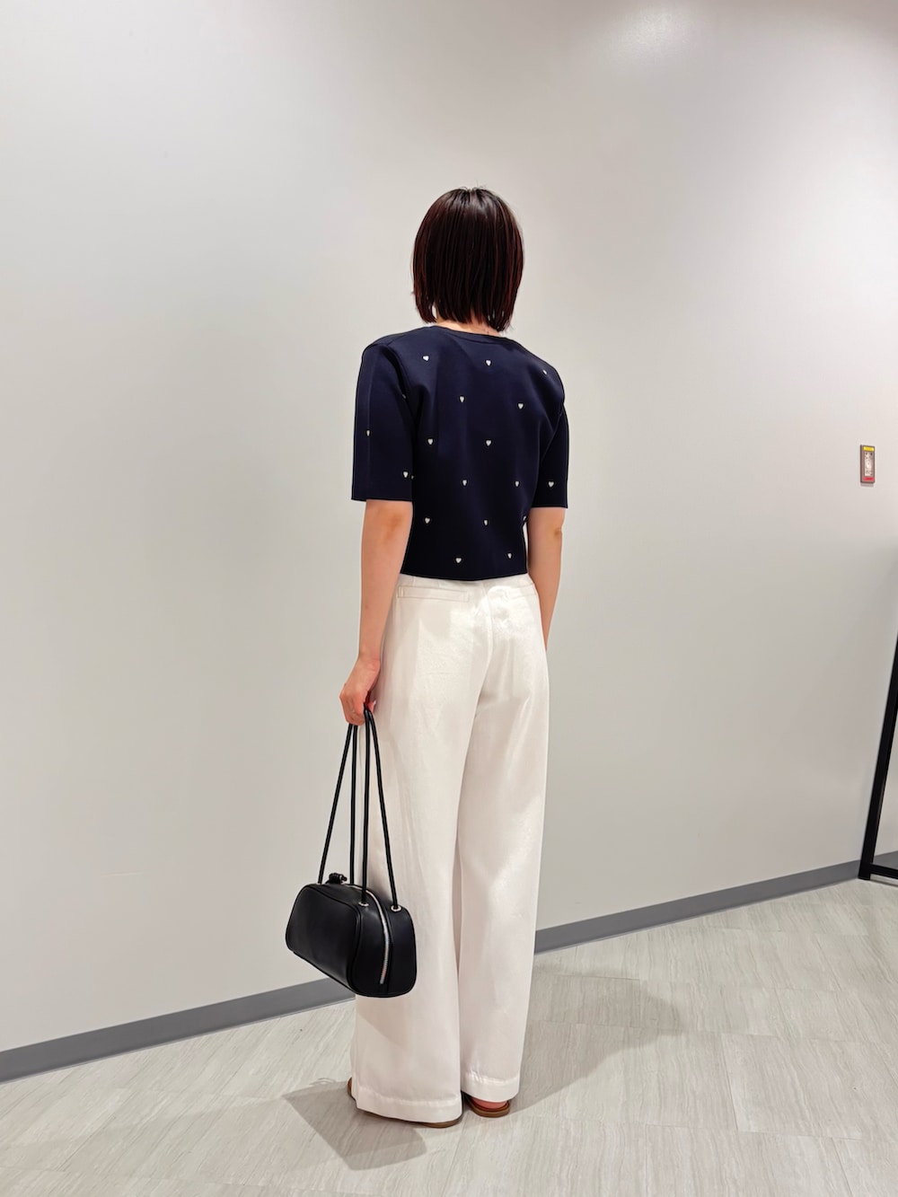 ホワイト系のその他パンツ、イエロー系のサンダル、ブルー系のカーディガン/ボレロを着用したレディースの夏コーディネートの2枚目の写真