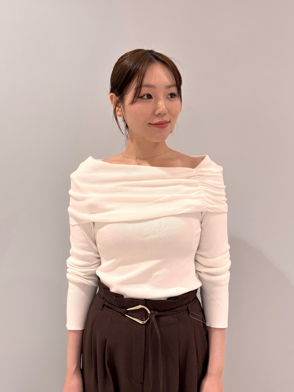 ホワイト系のニット/セーター、ブラウン系のその他パンツ、ブラウン系のブーツを着用したレディースの秋コーディネートの4枚目の写真