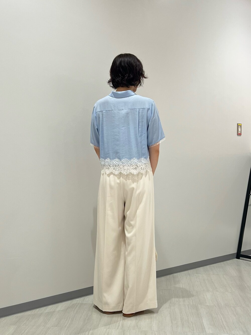 ブルー系のシャツ/ブラウス、ホワイト系のその他パンツ、イエロー系のサンダルを着用したレディースの夏コーディネートの5枚目の写真