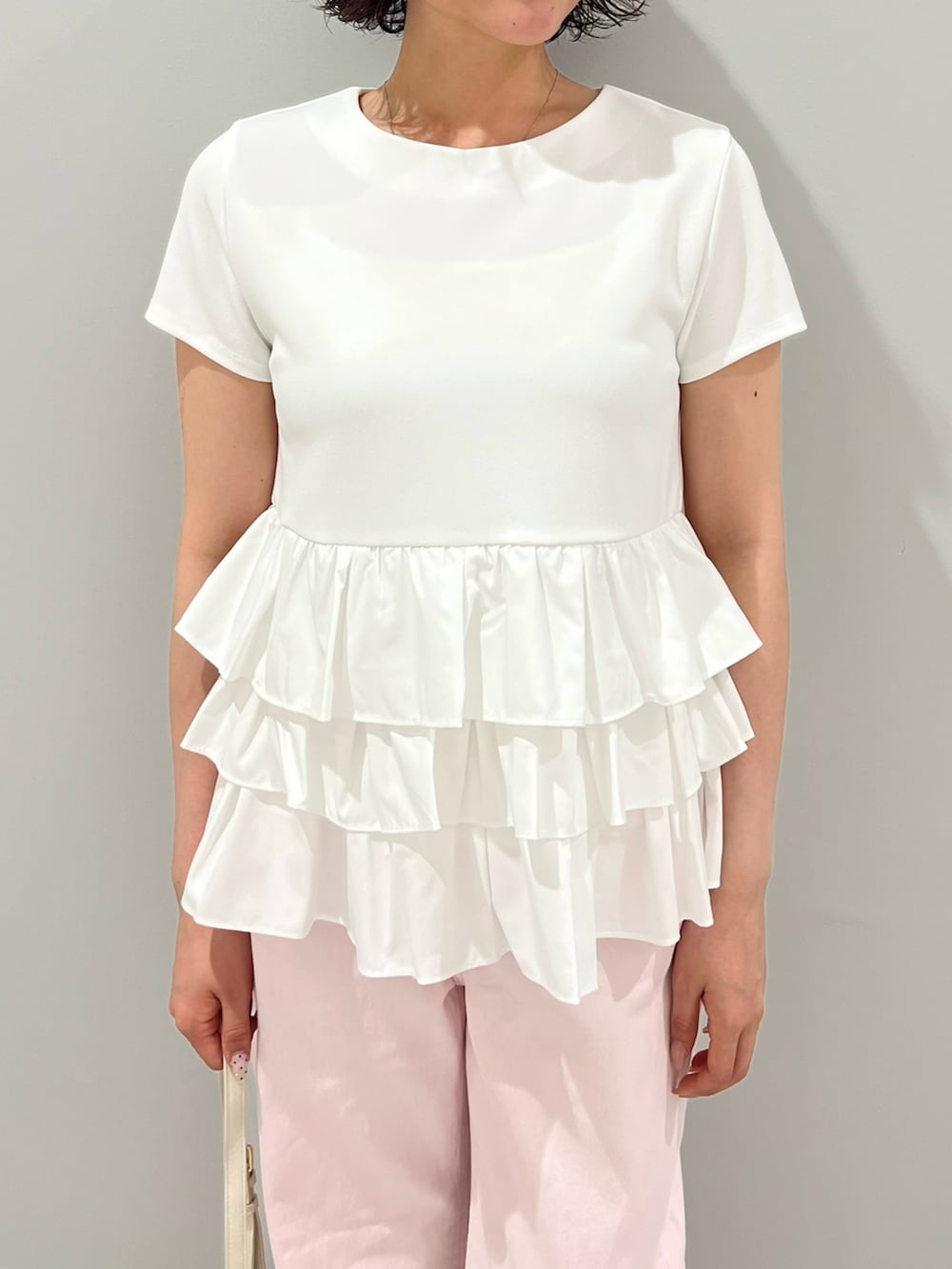 ホワイト系のTシャツ/カットソー、ピンク系のデニムパンツ、ホワイト系のショルダーバッグを着用したレディースの夏コーディネートの4枚目の写真