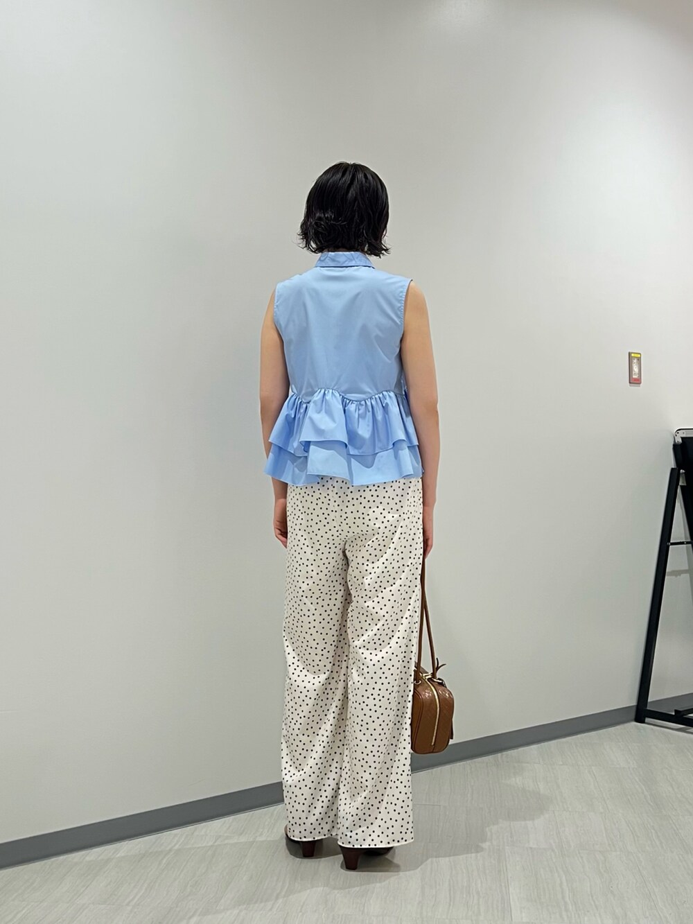 ブルー系のシャツ/ブラウス、ホワイト系のその他パンツ、ブラウン系のボストンバッグを着用したレディースの夏コーディネートの4枚目の写真