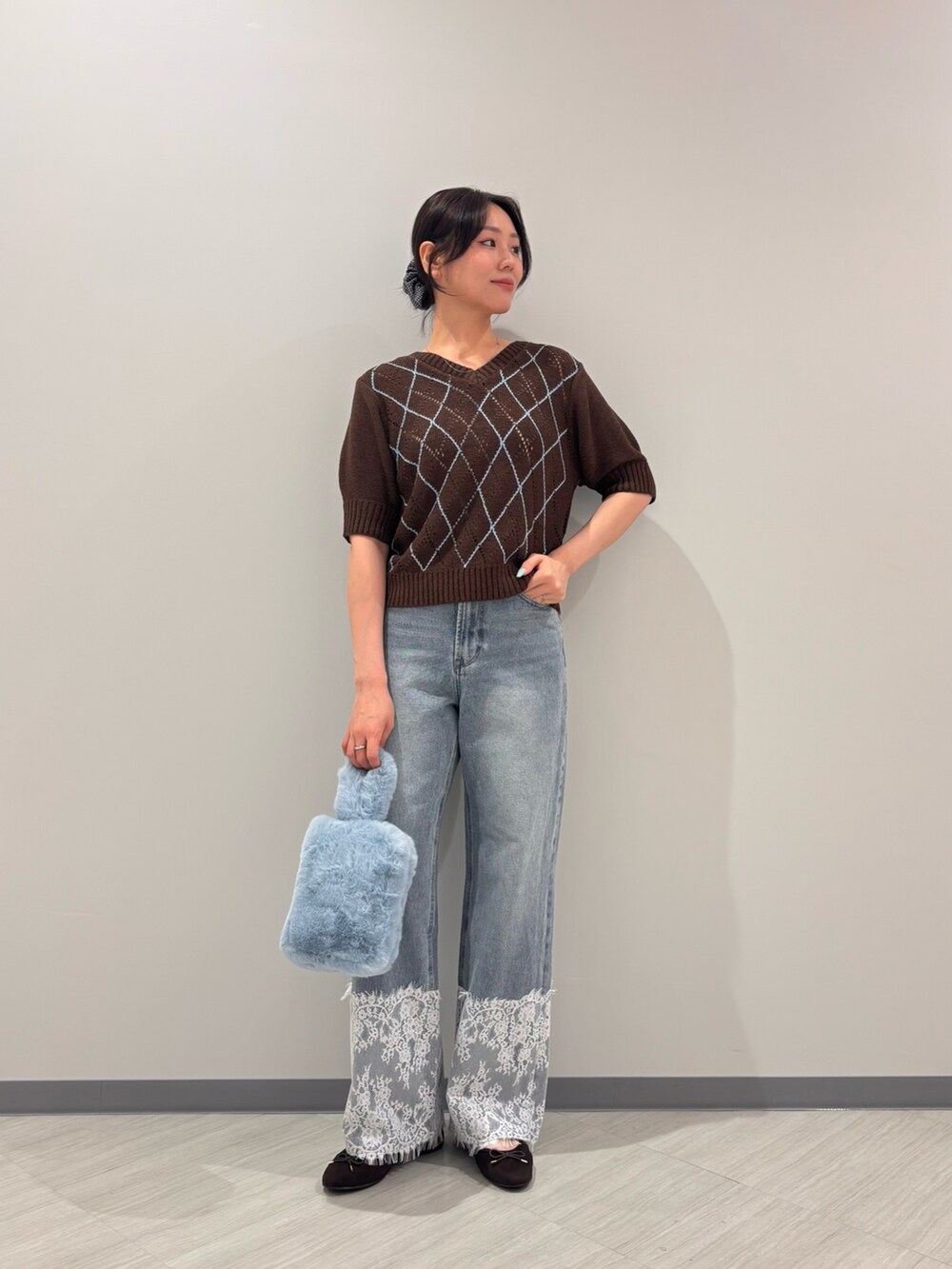 ブラウン系のニット/セーター、ブルー系のデニムパンツ、ブラウン系のバレエシューズを着用したレディースの夏コーディネートの3枚目の写真