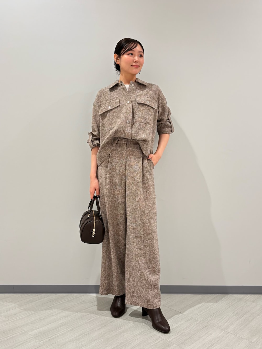 ブラウン系のシャツ/ブラウス、ブラウン系のその他パンツ、ブラウン系のブーツを着用したレディースの秋コーディネートの3枚目の写真