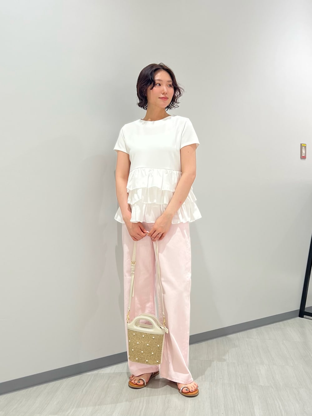 ホワイト系のTシャツ/カットソー、ピンク系のデニムパンツ、ホワイト系のショルダーバッグを着用したレディースの夏コーディネートの3枚目の写真