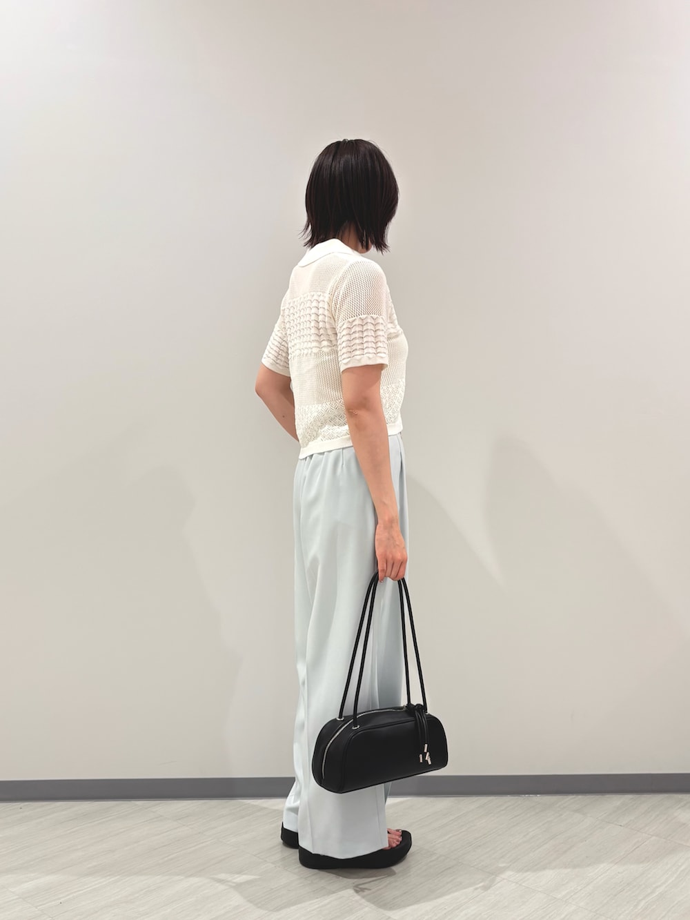 ホワイト系のカーディガン/ボレロ、ブルー系のその他パンツ、ブラック系のサンダルを着用したレディースの夏コーディネートの3枚目の写真