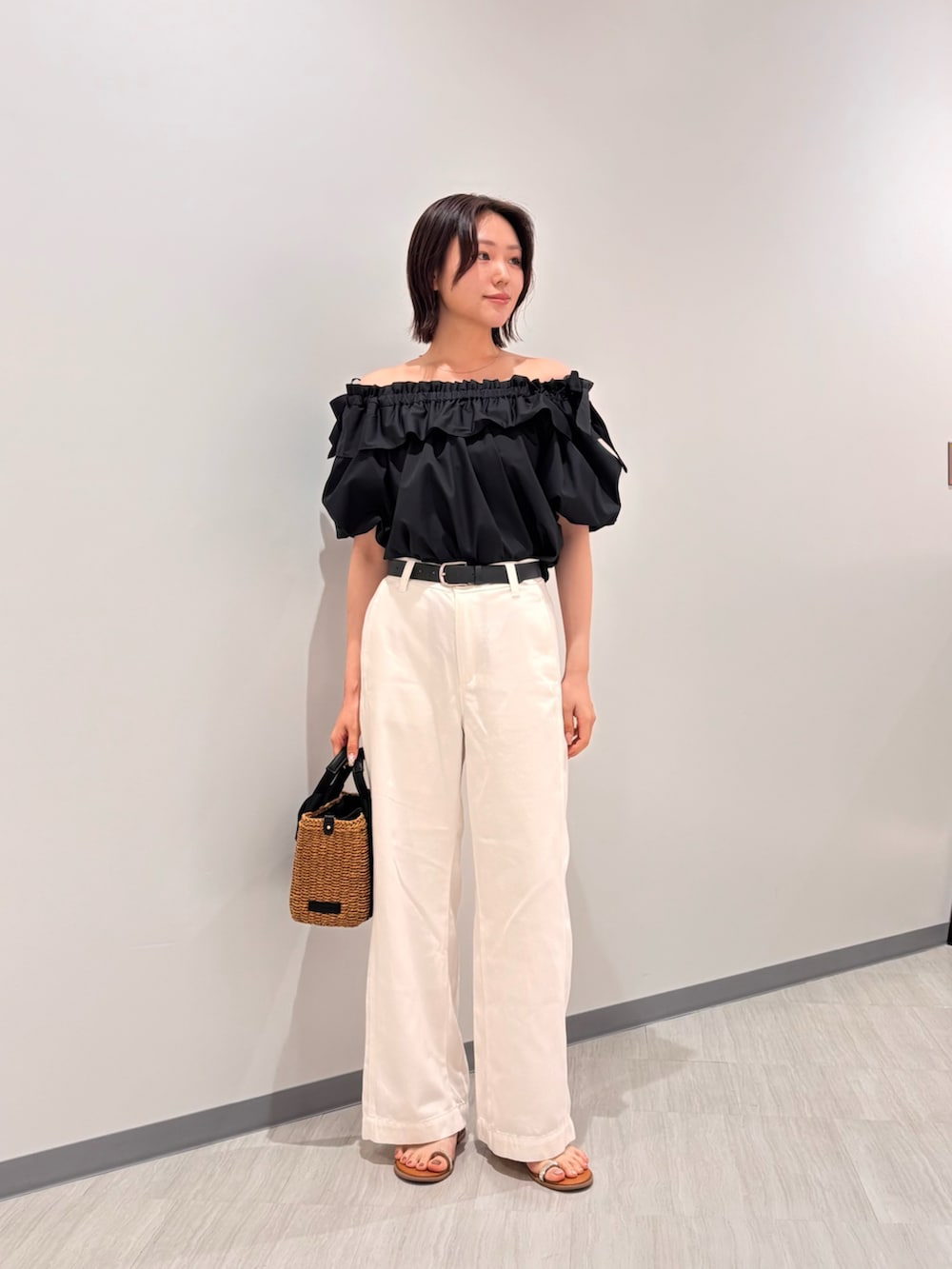 ブラック系のシャツ/ブラウス、ホワイト系のその他パンツ、ブラック系のかごバッグを着用したレディースの夏コーディネートの3枚目の写真