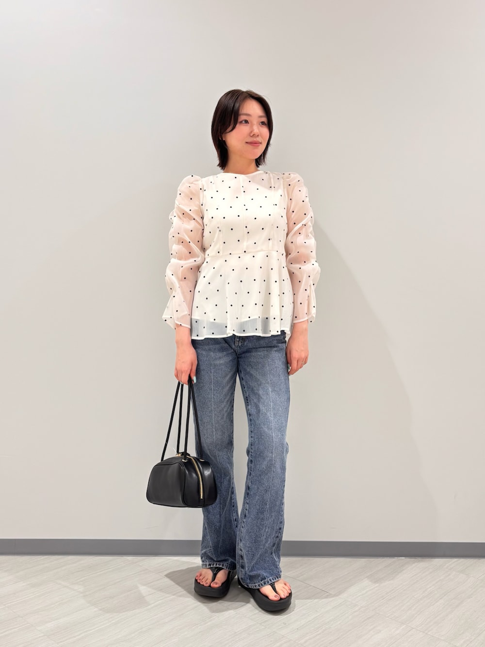 ホワイト系のシャツ/ブラウス、ブルー系のデニムパンツ、ブラック系のサンダルを着用したレディースの夏コーディネートの3枚目の写真