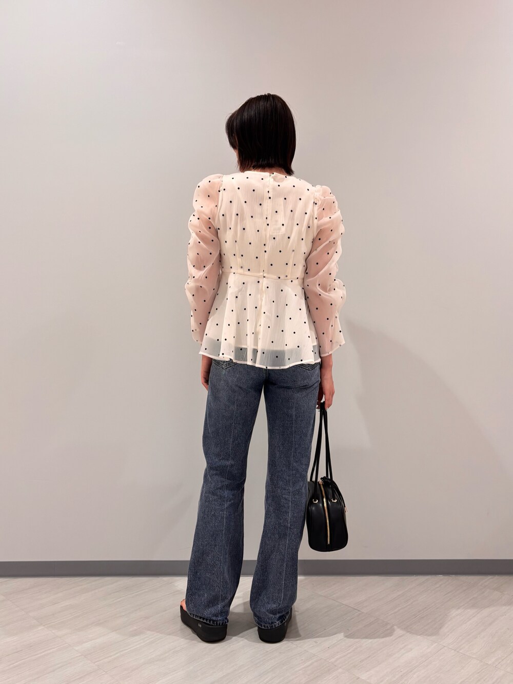 ホワイト系のシャツ/ブラウス、ブルー系のデニムパンツ、ブラック系のサンダルを着用したレディースの夏コーディネートの5枚目の写真