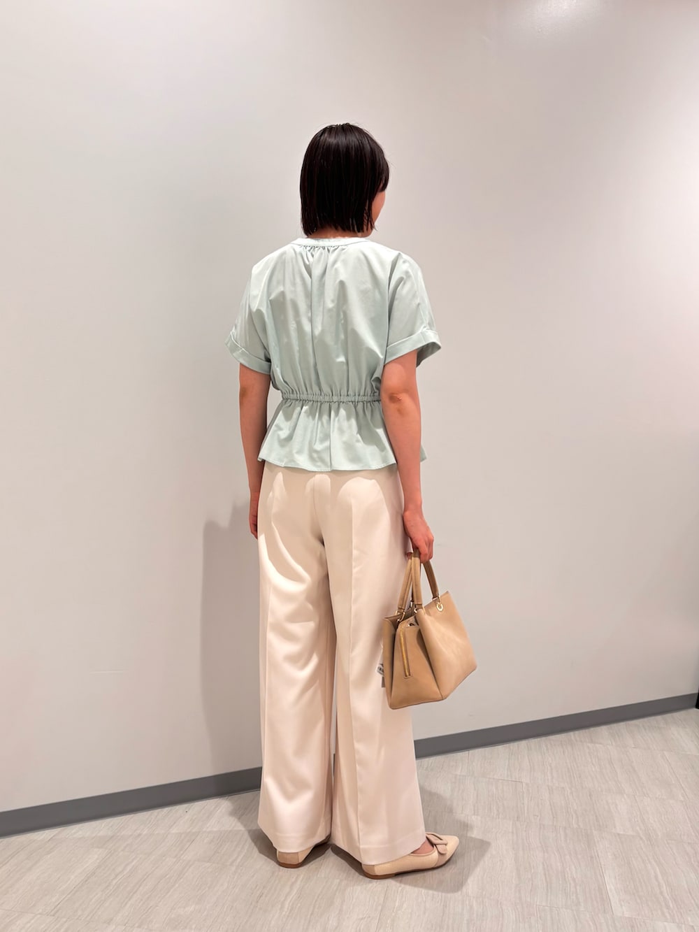 グリーン系のシャツ/ブラウス、ホワイト系のその他パンツ、ホワイト系のパンプスを着用したレディースの夏コーディネートの4枚目の写真