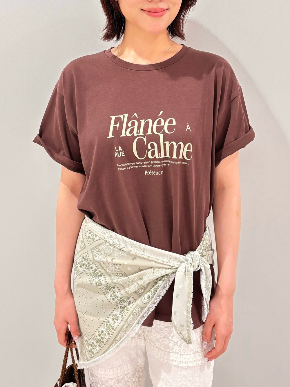ブラウン系のTシャツ/カットソー、ホワイト系のその他パンツ、ゴールド系のハンドバッグを着用したレディースの夏コーディネートの5枚目の写真