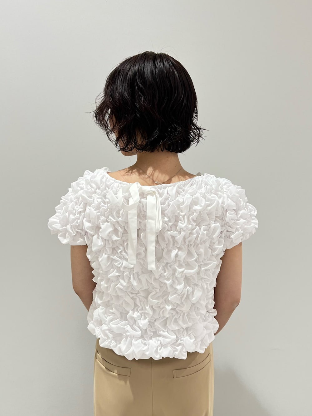 ホワイト系のシャツ/ブラウス、イエロー系のその他パンツ、ブラック系のボストンバッグを着用したレディースの夏コーディネートの5枚目の写真