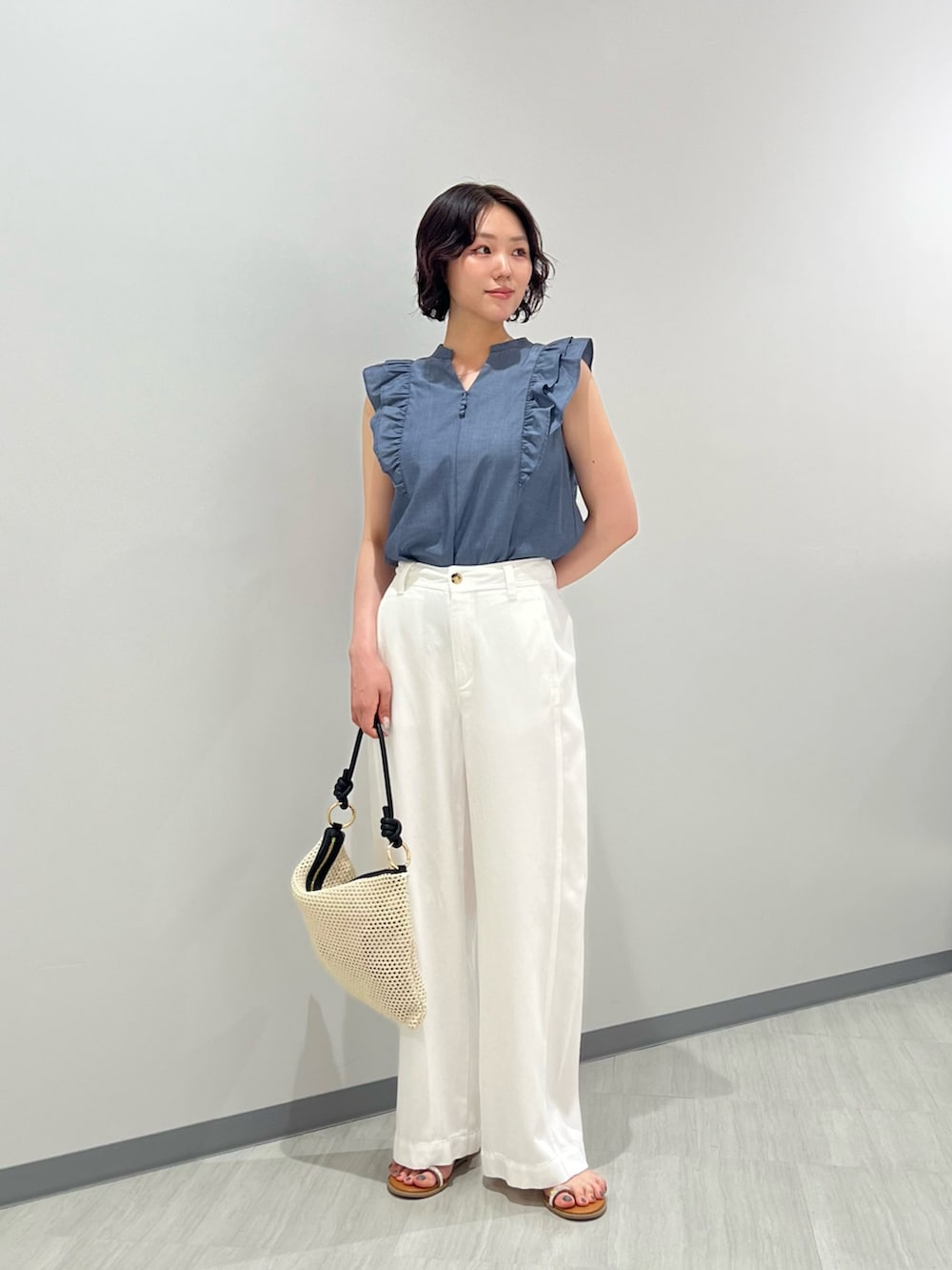 ブルー系のシャツ/ブラウス、ホワイト系のその他パンツ、ホワイト系のショルダーバッグを着用したレディースの夏コーディネートの3枚目の写真