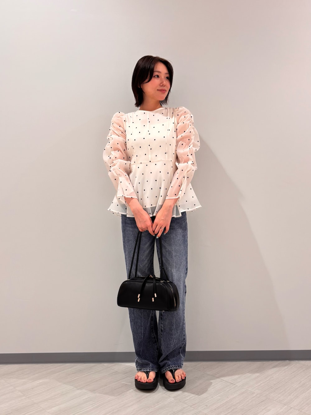 ホワイト系のシャツ/ブラウス、ブルー系のデニムパンツ、ブラック系のサンダルを着用したレディースの夏コーディネートの2枚目の写真