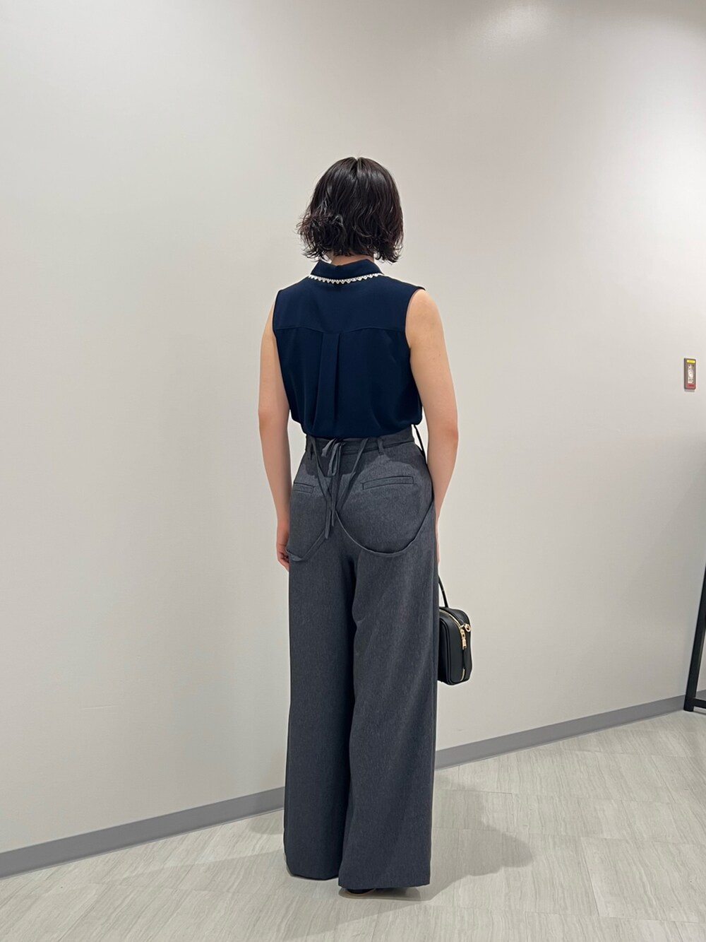 ブルー系のシャツ/ブラウス、ブルー系のその他パンツ、ブラック系のボストンバッグを着用したレディースの夏コーディネートの4枚目の写真