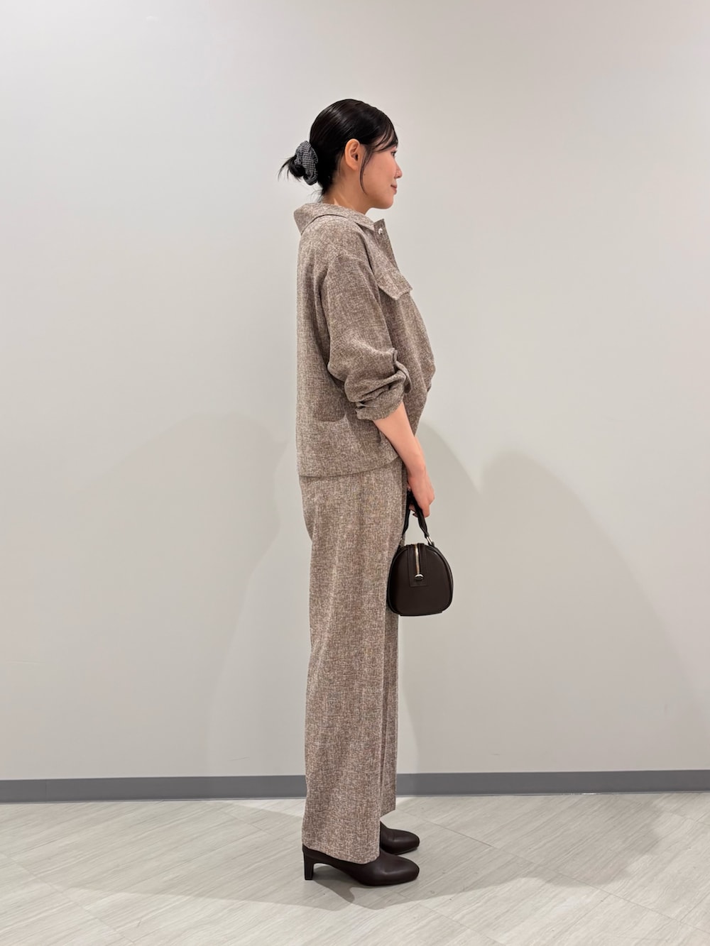 ブラウン系のシャツ/ブラウス、ブラウン系のその他パンツ、ブラウン系のブーツを着用したレディースの秋コーディネートの4枚目の写真