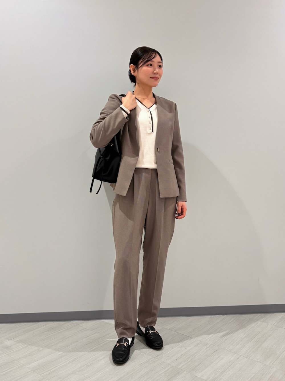 ホワイト系のニット/セーター、ベージュ系のノーカラージャケット、ベージュ系のその他パンツを着用したレディースの秋コーディネートの2枚目の写真