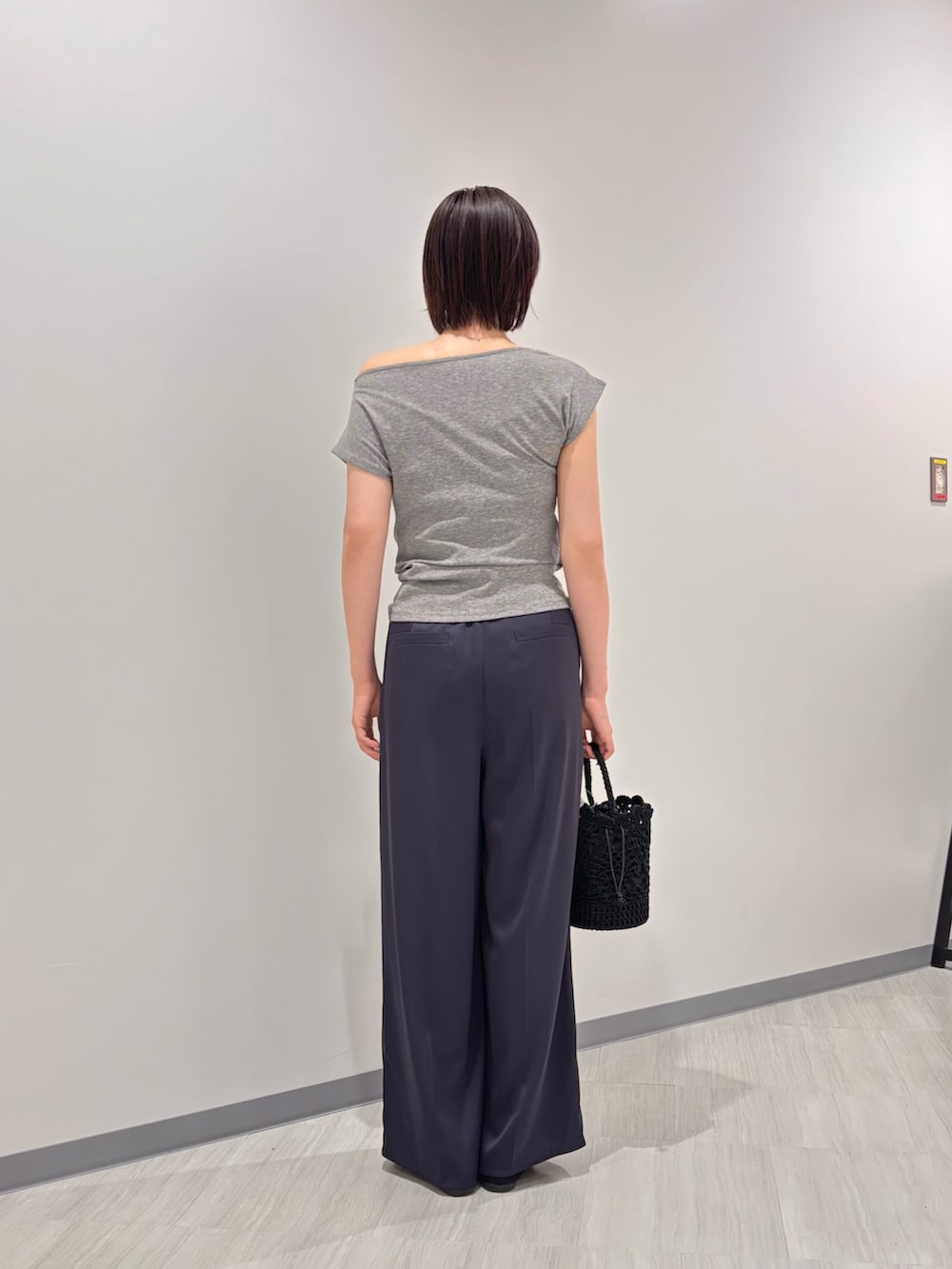 グレー系のTシャツ/カットソー、ブルー系のその他パンツ、ブラック系のバッグを着用したレディースの夏コーディネートの4枚目の写真