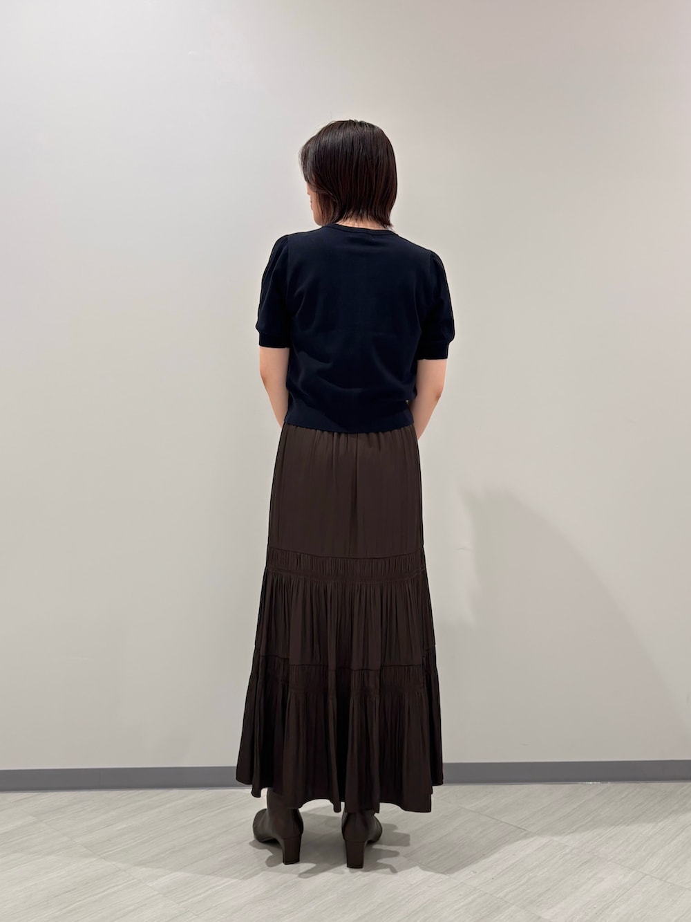 ブルー系のカーディガン/ボレロ、ブラウン系のスカート、ベージュ系のボストンバッグを着用したレディースの夏コーディネートの4枚目の写真