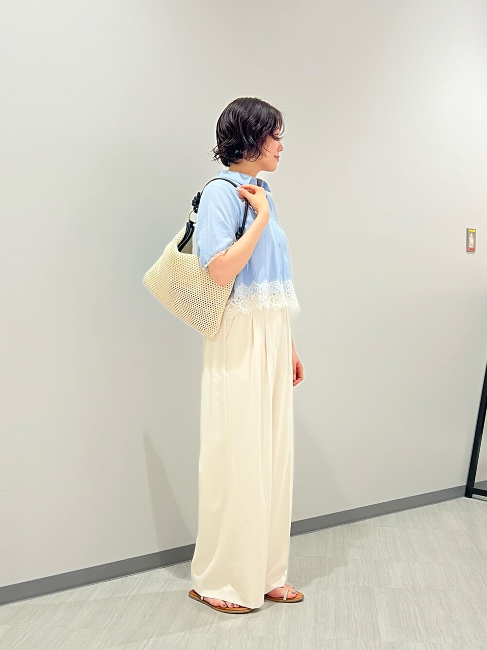 ブルー系のシャツ/ブラウス、ホワイト系のその他パンツ、イエロー系のサンダルを着用したレディースの夏コーディネートの4枚目の写真
