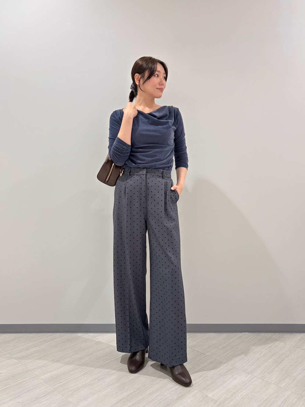 ブルー系のTシャツ/カットソー、グレー系のその他パンツ、ブラウン系のブーツを着用したレディースの秋コーディネートの2枚目の写真