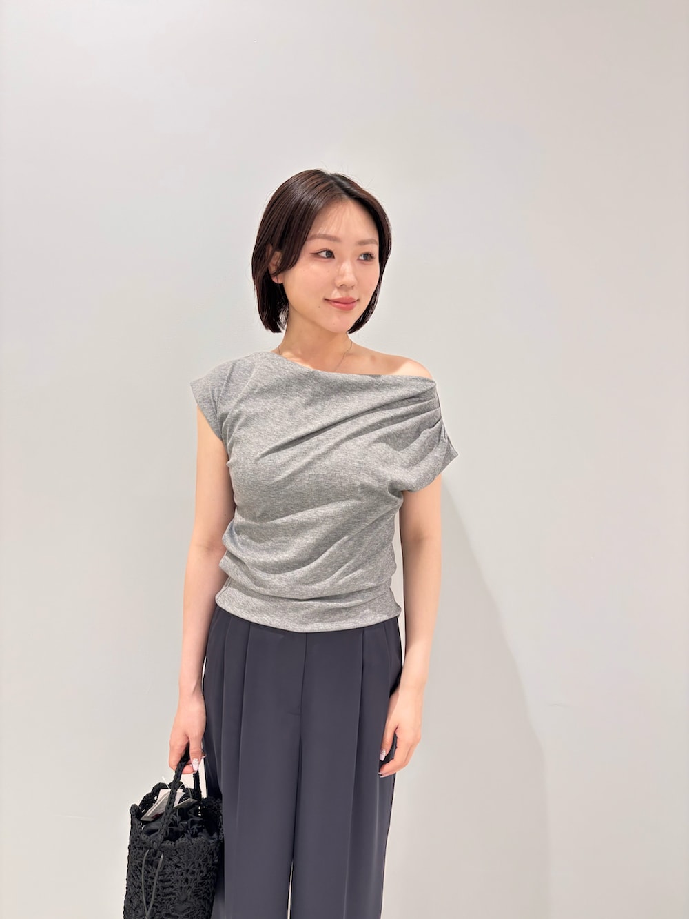 グレー系のTシャツ/カットソー、ブルー系のその他パンツ、ブラック系のバッグを着用したレディースの夏コーディネートの5枚目の写真