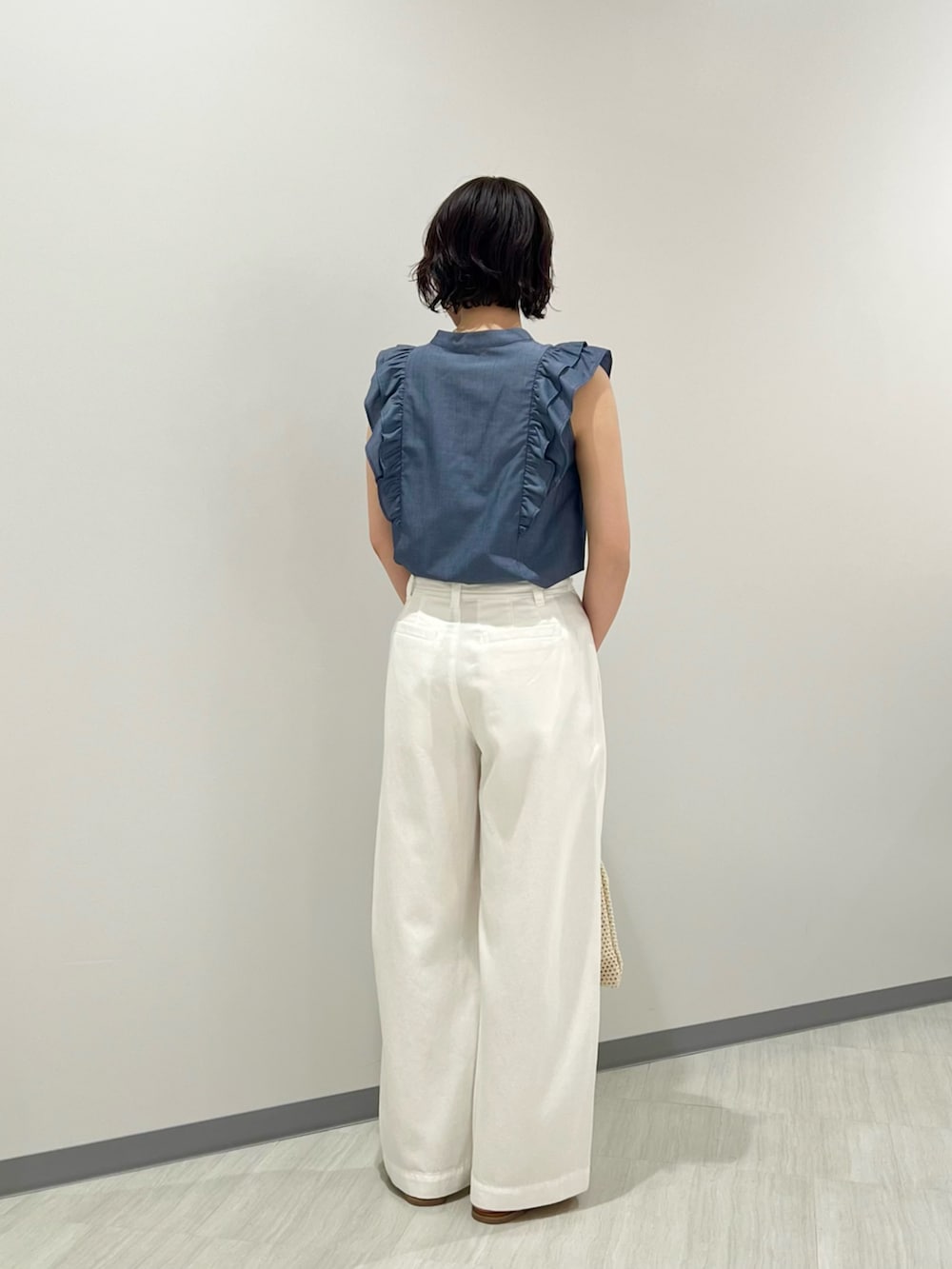 ブルー系のシャツ/ブラウス、ホワイト系のその他パンツ、ホワイト系のショルダーバッグを着用したレディースの夏コーディネートの5枚目の写真