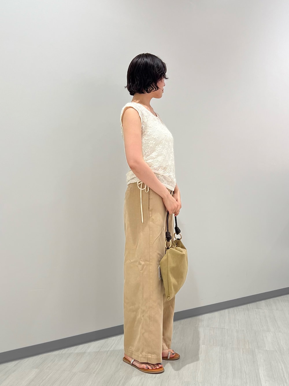ホワイト系のTシャツ/カットソー、ベージュ系のパンツ、ベージュ系のショルダーバッグを着用したレディースの夏コーディネートの4枚目の写真