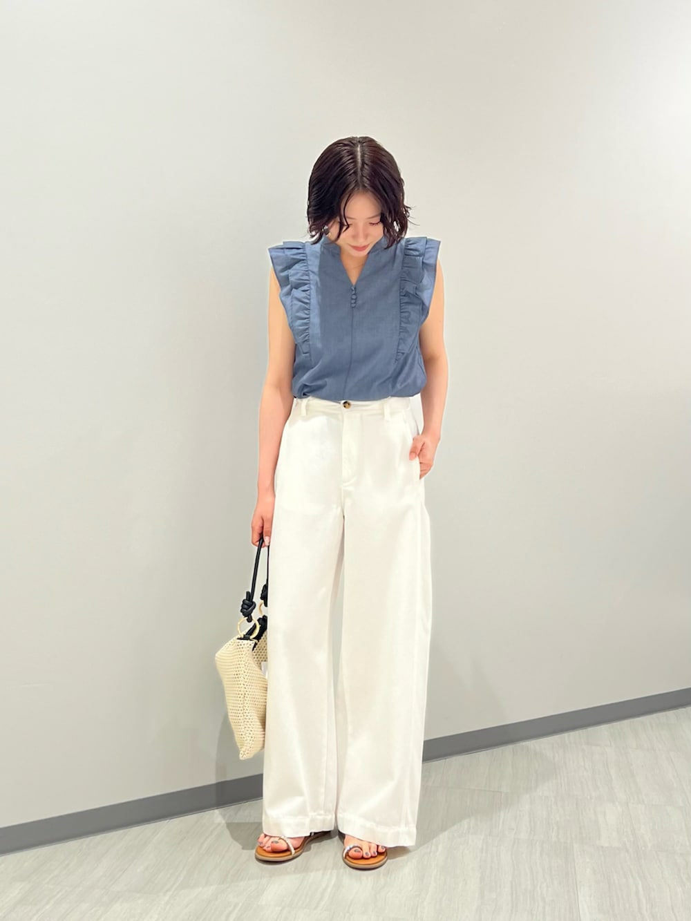 ブルー系のシャツ/ブラウス、ホワイト系のその他パンツ、ホワイト系のショルダーバッグを着用したレディースの夏コーディネートの2枚目の写真