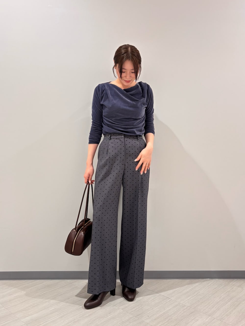 ブルー系のTシャツ/カットソー、グレー系のその他パンツ、ブラウン系のブーツを着用したレディースの秋コーディネートの3枚目の写真