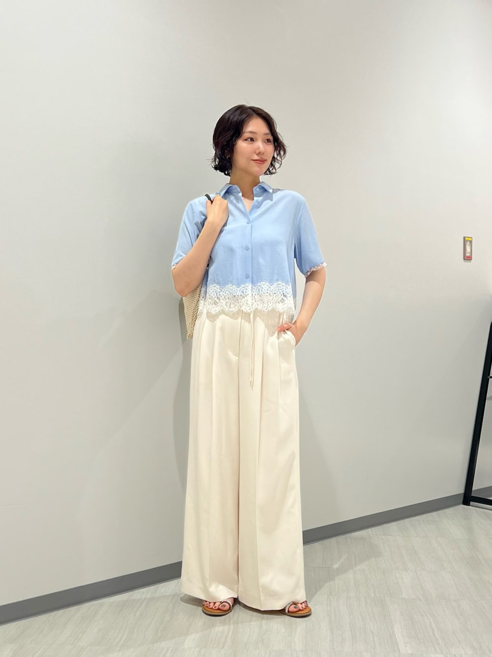 ブルー系のシャツ/ブラウス、ホワイト系のその他パンツ、イエロー系のサンダルを着用したレディースの夏コーディネートの2枚目の写真