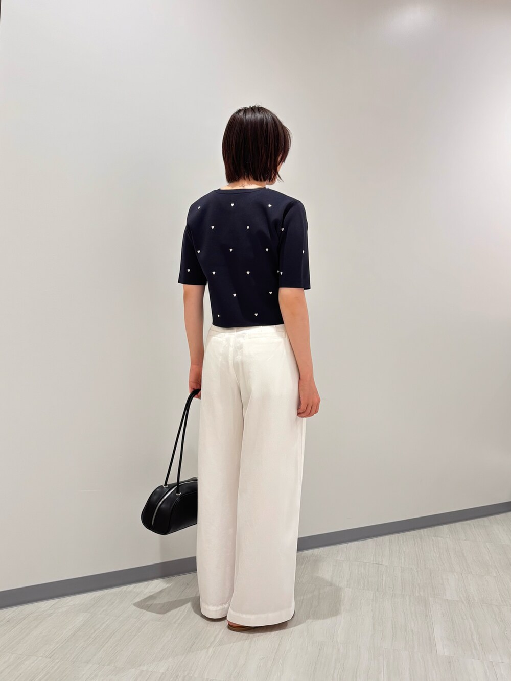 ホワイト系のその他パンツ、イエロー系のサンダル、ブルー系のカーディガン/ボレロを着用したレディースの夏コーディネートの3枚目の写真