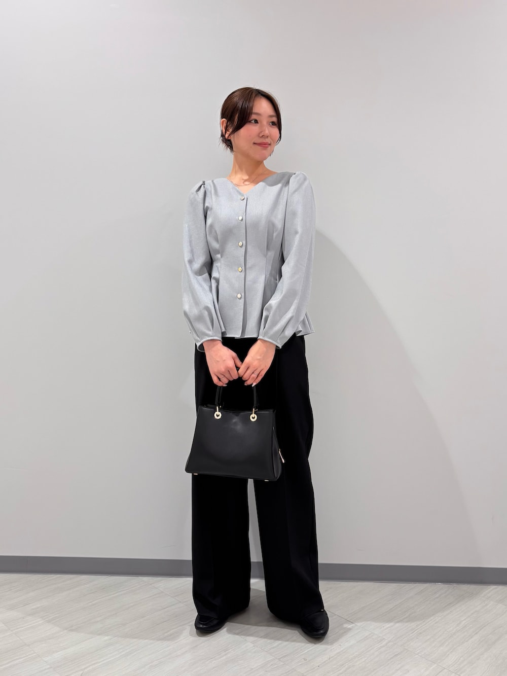 グリーン系のシャツ/ブラウス、ブラック系のその他パンツ、ブラック系のトートバッグを着用したレディースの秋コーディネートの2枚目の写真