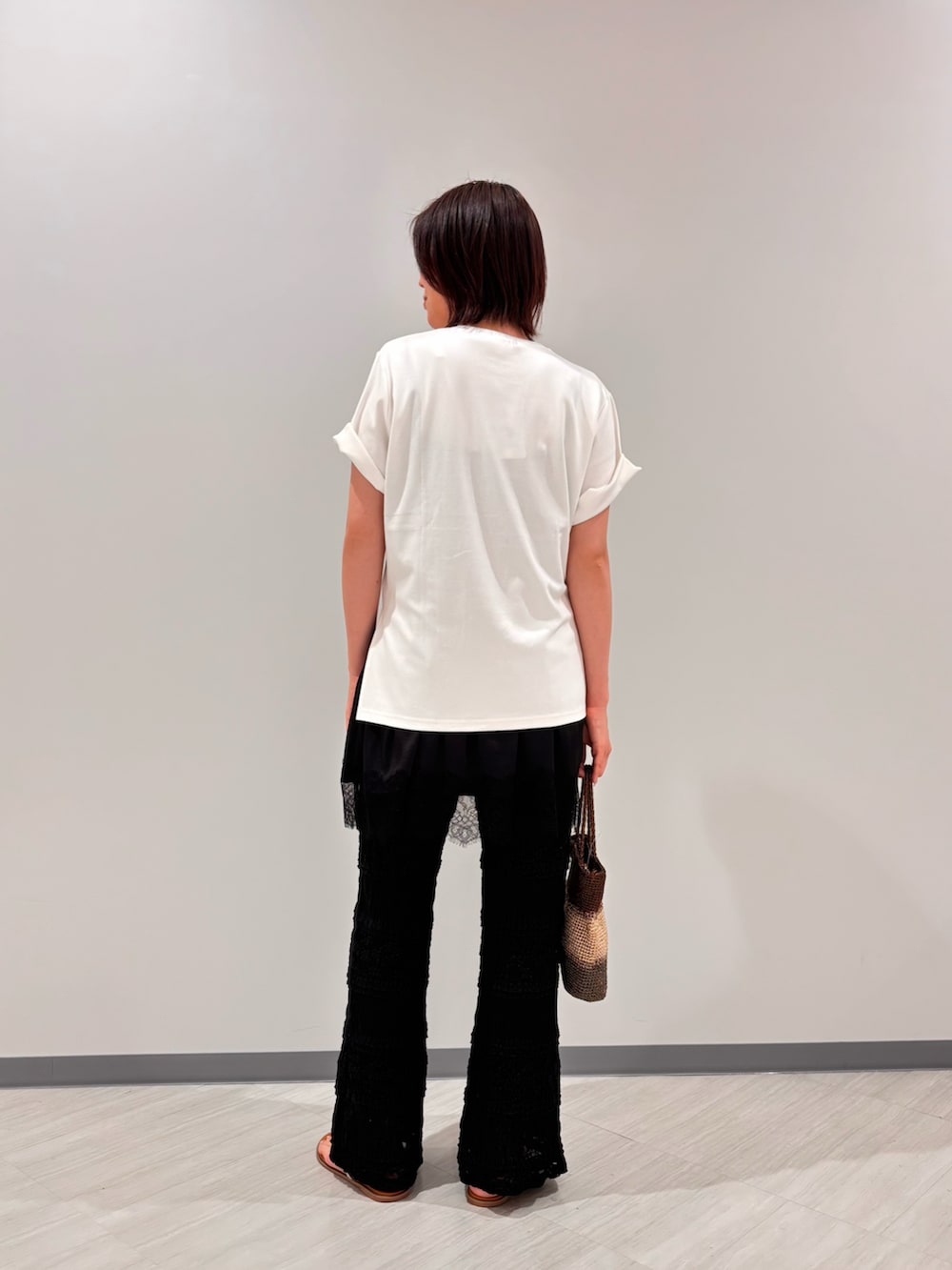 ホワイト系のTシャツ/カットソー、ブラック系のキャミソール、ブラック系のその他パンツを着用したレディースの夏コーディネートの4枚目の写真