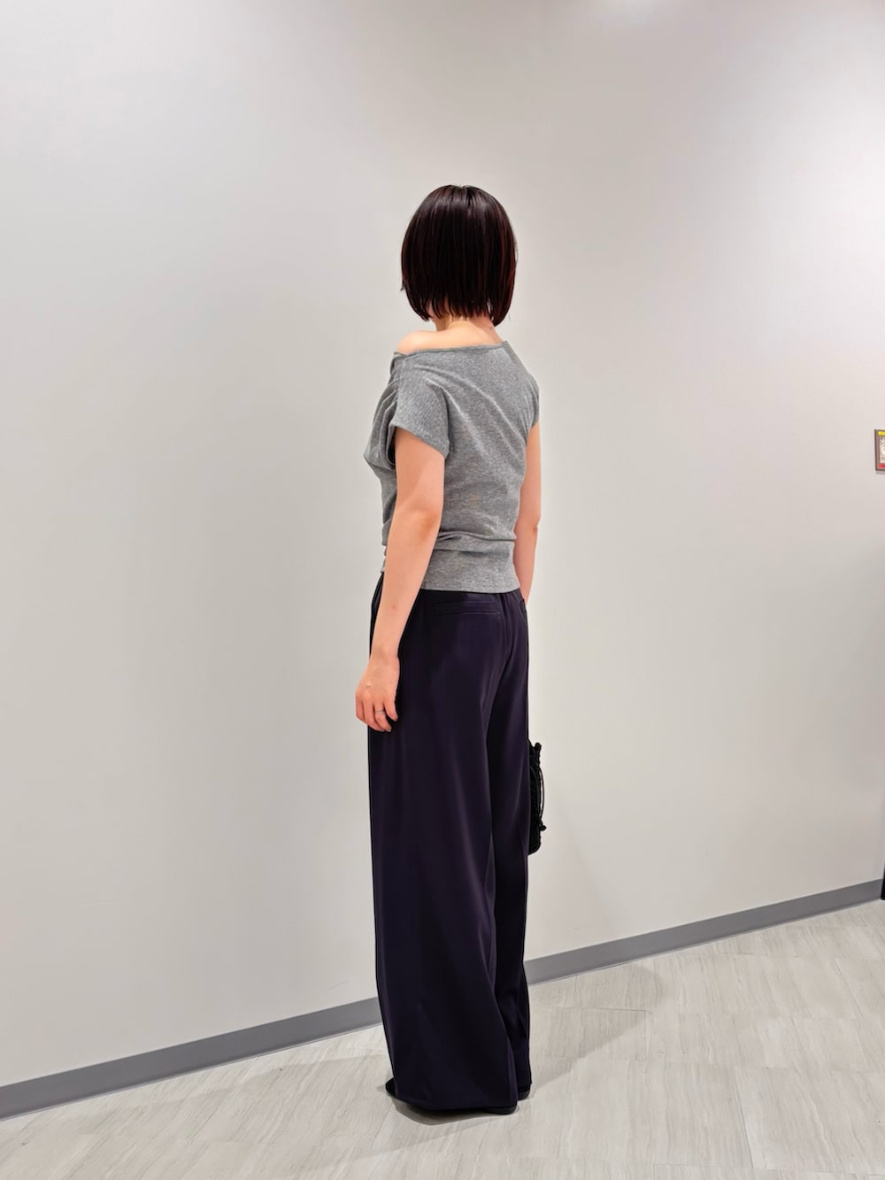 グレー系のTシャツ/カットソー、ブルー系のその他パンツ、ブラック系のバッグを着用したレディースの夏コーディネートの3枚目の写真