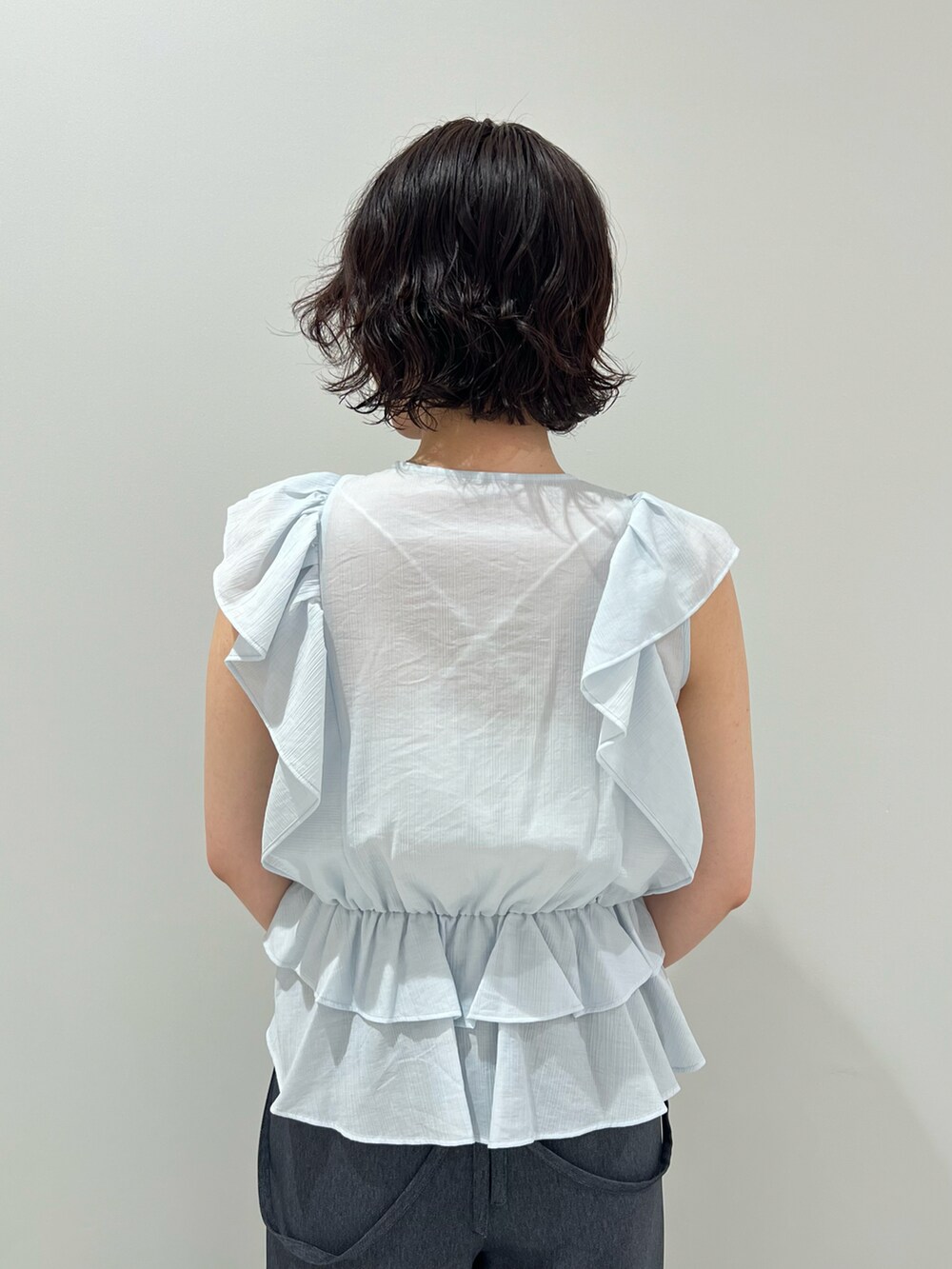 ブルー系のシャツ/ブラウス、ブルー系のその他パンツ、ブラック系のボストンバッグを着用したレディースの夏コーディネートの5枚目の写真