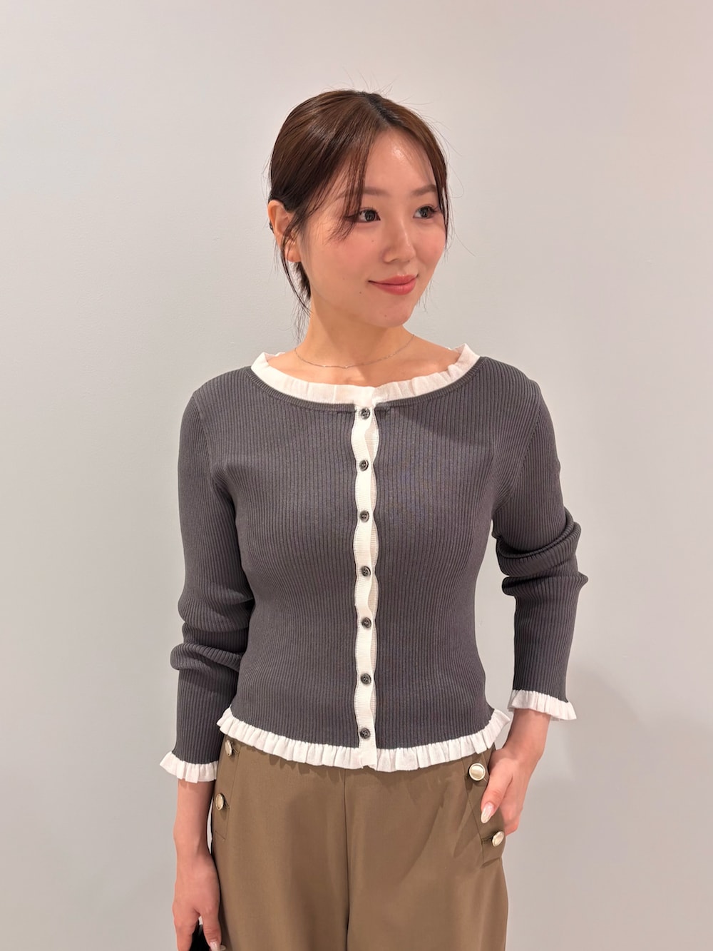 グレー系のカーディガン/ボレロ、イエロー系のその他パンツ、ブラウン系のブーツを着用したレディースの秋コーディネートの4枚目の写真