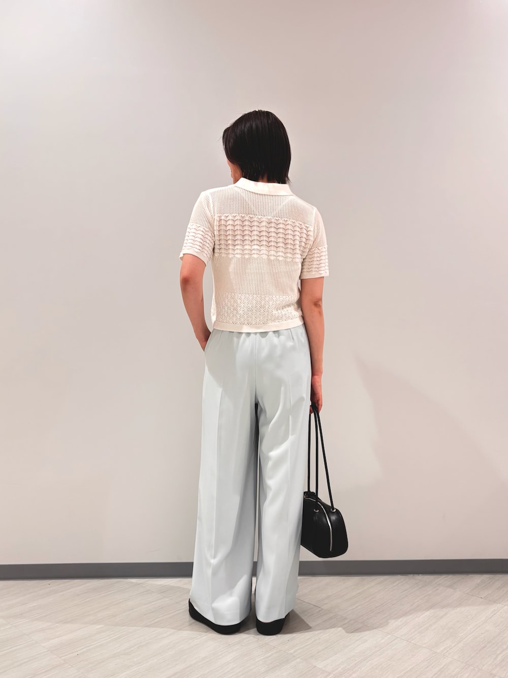 ホワイト系のカーディガン/ボレロ、ブルー系のその他パンツ、ブラック系のサンダルを着用したレディースの夏コーディネートの4枚目の写真
