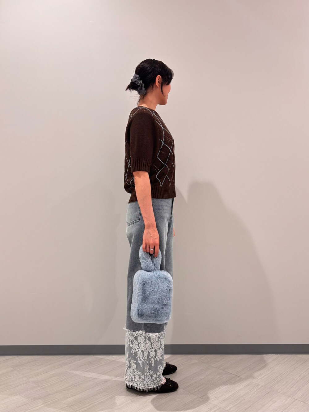 ブラウン系のニット/セーター、ブルー系のデニムパンツ、ブラウン系のバレエシューズを着用したレディースの夏コーディネートの4枚目の写真