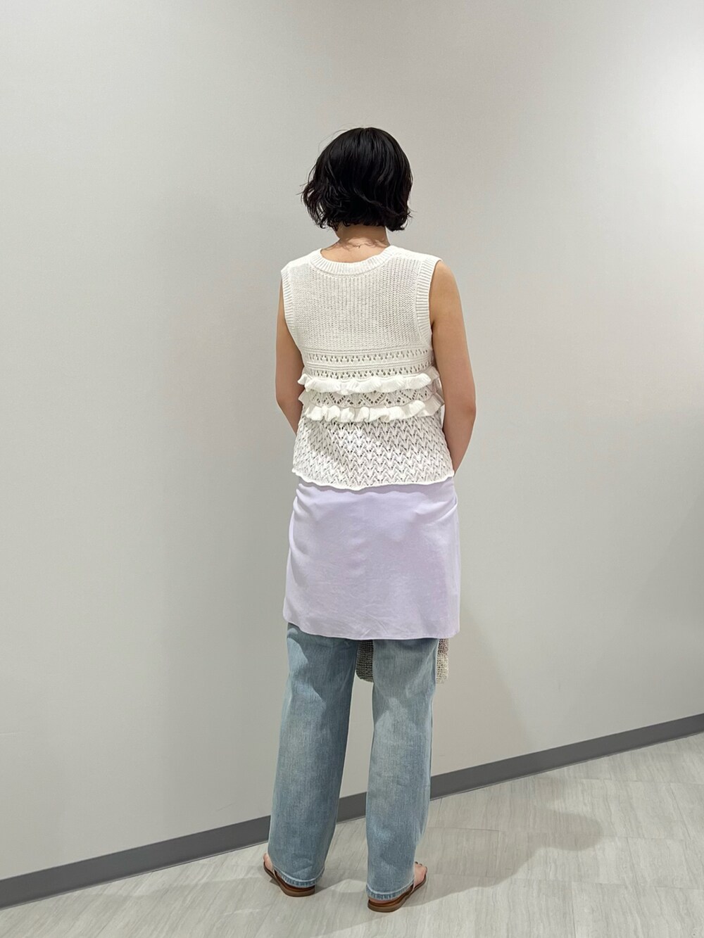 ホワイト系のニット/セーター、シルバー系のハンドバッグ、パープル系のシャツ/ブラウスを着用したレディースの夏コーディネートの5枚目の写真